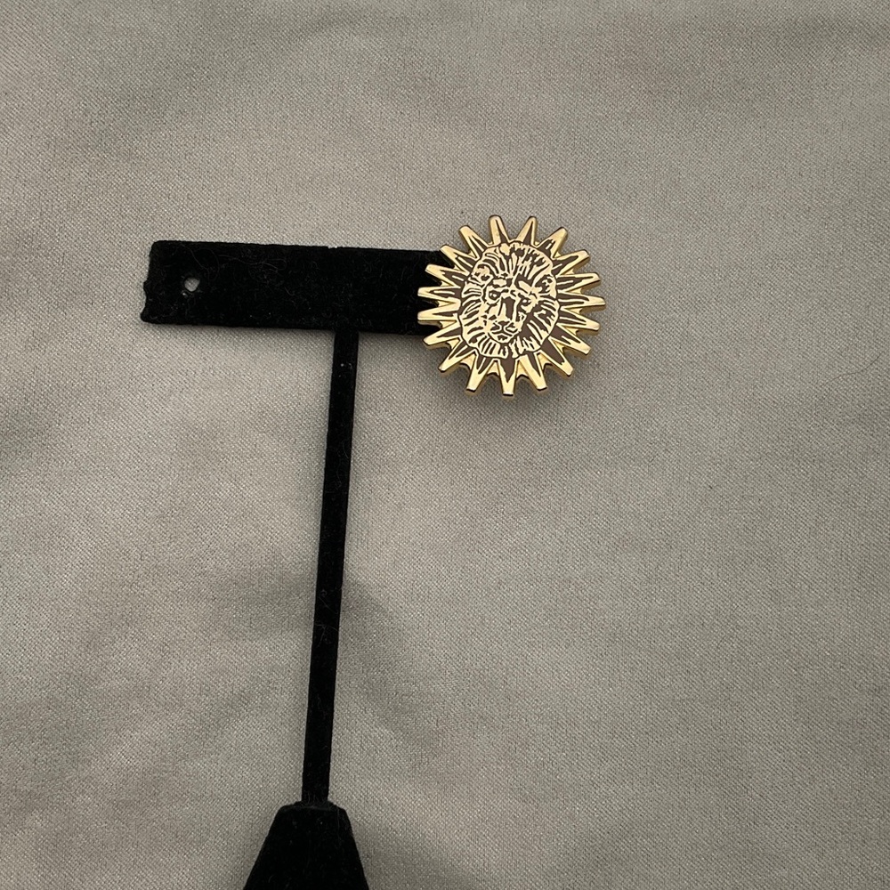 Gold Sunburst Lion Leo pin Kendra Scott